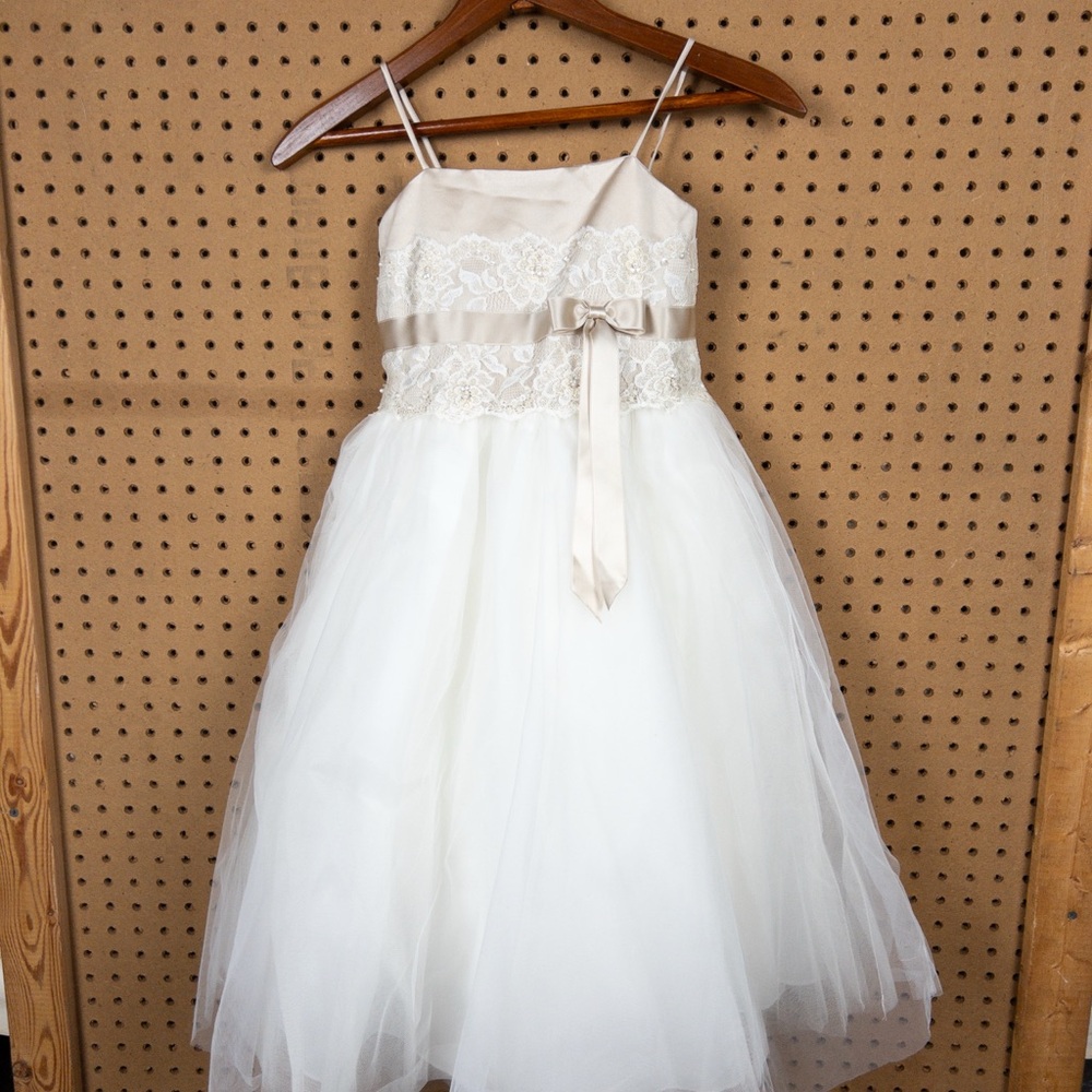 David's Bridal Flower Girl Elegant White and Cream‎ Formal Dress Size 4